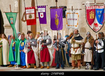 Die Teilnehmer der El Cid Partys Parade in traditionellen mittelalterlichen Kostümen vor dem Stadttor St. Marienbogen Burgos Castile und Leon Spanien Stockfoto