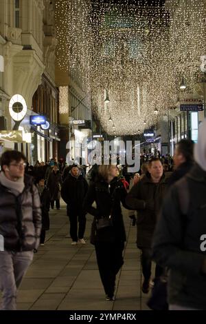 Wien, Österreich. November 2024. Passanten spazieren unter der Weihnachtsbeleuchtung in der Luxuseinkaufsstraße Kohlmarkt in Wien am 21. November 2024./// Passanten gehen unter der Weihnachstbeleuchtung in der Luxus Einkaufstraße Kohlmarkt in Wien am 21. November 2024. - 20241121 PD17106 Credit: APA-PictureDesk/Alamy Live News Stockfoto