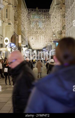 Wien, Österreich. November 2024. Passanten spazieren unter der Weihnachtsbeleuchtung in der Luxuseinkaufsstraße Kohlmarkt in Wien am 21. November 2024./// Passanten gehen unter der Weihnachstbeleuchtung in der Luxus Einkaufstraße Kohlmarkt in Wien am 21. November 2024. - 20241121 PD17105 Credit: APA-PictureDesk/Alamy Live News Stockfoto