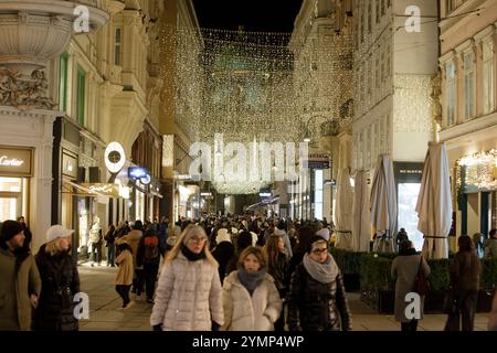 Wien, Österreich. November 2024. Passanten spazieren unter der Weihnachtsbeleuchtung in der Luxuseinkaufsstraße Kohlmarkt in Wien am 21. November 2024./// Passanten gehen unter der Weihnachstbeleuchtung in der Luxus Einkaufstraße Kohlmarkt in Wien am 21. November 2024. - 20241121 PD17107 Credit: APA-PictureDesk/Alamy Live News Stockfoto