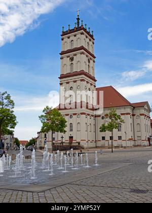 Neustrelitz, Mecklenburg-Vorpommern, Deutschland - 17. Mai 2022: Außenansicht der Stadtkirche der Wohnstadt Neustrelitz in der Mecklenburg Stockfoto