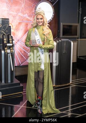 New York, USA. November 2024. Miss Universe Victoria Kjaer Theilvig besucht am 22. November 2024 das Empire State Building in New Yokr, um in Zusammenarbeit mit Citizen Watch America zu Ehren der Miss Universe 2024 feierlich in den Farben der dänischen Flagge zu leuchten. (Foto: Lev Radin/SIPA USA) Credit: SIPA USA/Alamy Live News Stockfoto