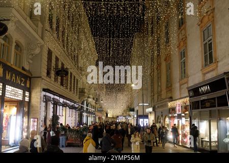 Wien, Österreich. November 2024. Passanten spazieren unter der Weihnachtsbeleuchtung in der Luxuseinkaufsstraße Kohlmarkt in Wien am 21. November 2024./// Passanten gehen unter der Weihnachstbeleuchtung in der Luxus Einkaufstraße Kohlmarkt in Wien am 21. November 2024. - 20241121 PD17103 Credit: APA-PictureDesk/Alamy Live News Stockfoto