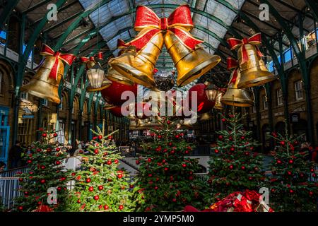 London, Großbritannien. November 2024. Festliche Weihnachtsdekoration mit riesigen Glocken und Lametta-Kugeln im Covent Garden. Guy Bell/Alamy Live News Stockfoto