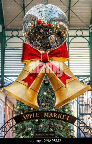 London, Großbritannien. November 2024. Weihnachtsdekoration im Covent Garden. Guy Bell/Alamy Live News Stockfoto