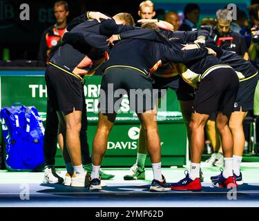 22. November 2024, Spanien, Málaga: Tennis, Männer: Davis Cup - K.-o.-Runde, Halbfinale, Deutschland - Niederlande. Das deutsche Team steht zusammen. Foto: Frank Molter/dpa Stockfoto