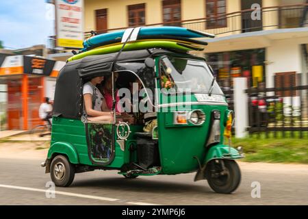 Surfer, die in Tuk Tuk, Mirissa, Südküste, Sri Lanka reisen Stockfoto