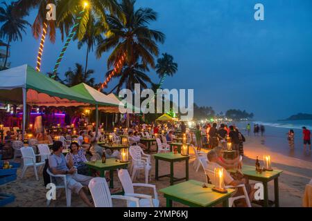 Restaurants am Strand in der Abenddämmerung, Mirissa, Südküste, Sri Lanka Stockfoto