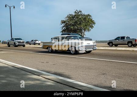 Gulfport, MS - 04. Oktober 2023: Weitwinkelansicht einer zweitürigen Chevrolet Delray Limousine aus dem Jahr 1958 auf einer lokalen Autoshow. Stockfoto