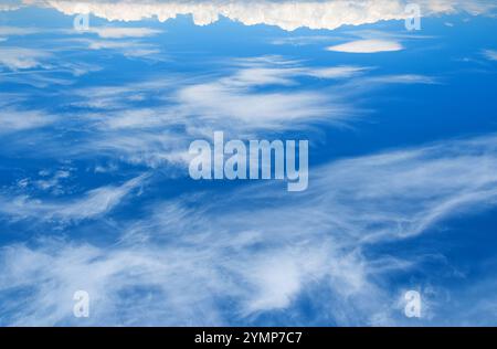 Weiße Wolken am blauen Himmel. Schöner Hintergrund für Fototapeten. Stockfoto