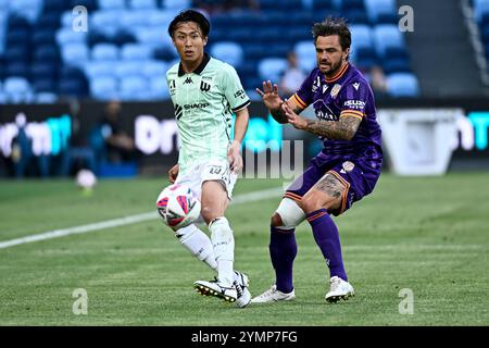 22. November 2024; Allianz Stadium, Sydney, NSW, Australien: A-League Football, Perth Glory gegen Western United; Danzaki von Western United spielt den Ball zurück Stockfoto