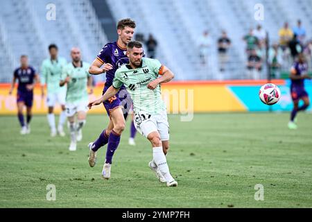 22. November 2024; Allianz Stadium, Sydney, NSW, Australien: A-League Football, Perth Glory gegen Western United; Ben Garuccio von Western United übergibt den Ball Stockfoto