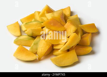 Haufen geschnittener reifer Mangobrücke mit weißem Hintergrund, leuchtend gelbe saftige Fruchtstücke für die Zubereitung gemischter Obstsalate oder Smoothies Stockfoto