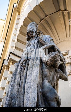 Statue von Juda Loew ben Bezalel (auch Rabbi Loew genannt), Skulptur im Freien von Ladislav Saloun, die im Neuen Rathaus in Prag, Tschechien, installiert wurde Stockfoto