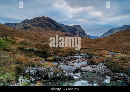 River Coe Richtung Three Sisters, Glencoe, Schottland Stockfoto