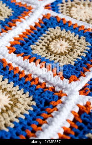 Hobby. Farbenfrohe Baumwoll-Oma-Quadrat. Häkeltextur-Nahaufnahme. Strickschmuck handgefertigter Zickzack. Stockfoto