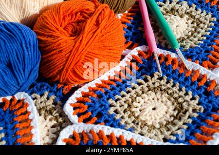 Hobby. Farbenfrohe Baumwoll-Oma-Quadrat. Häkeltextur-Nahaufnahme. Strickschmuck handgefertigter Zickzack. Stockfoto