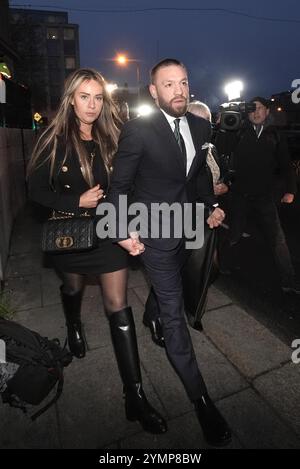 Der Mixed-Martial-Arts-Kämpfer Conor McGregor und sein Partner Dee Devlin kommen zurück zum High Court in Dublin, wo er wegen einer Verletzung gegen ihn erscheint. Nikita Hand, auch bekannt als Nikita Ni Laimhin, behauptet, sie sei im Dezember 2018 von McGregor in einem Hotel in Dublin vergewaltigt worden. Bilddatum: Freitag, 22. November 2024. Stockfoto