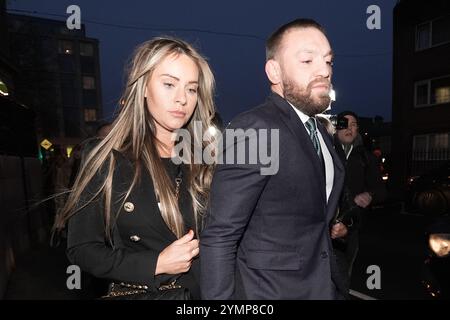Der Mixed-Martial-Arts-Kämpfer Conor McGregor und sein Partner Dee Devlin kommen zurück zum High Court in Dublin, wo er wegen einer Verletzung gegen ihn erscheint. Nikita Hand, auch bekannt als Nikita Ni Laimhin, behauptet, sie sei im Dezember 2018 von McGregor in einem Hotel in Dublin vergewaltigt worden. Bilddatum: Freitag, 22. November 2024. Stockfoto
