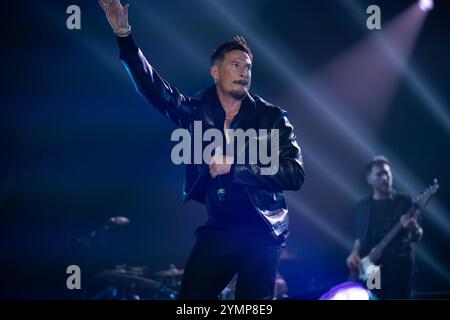 Neapel, Na, Italien. November 2024. Neapel, Italien. Lee Ryan von Blue tritt live im Palapartenope in Neapel auf, am 21. November 2024. (Credit Image: © Andrea Gul/SOPA Images via ZUMA Press Wire) NUR REDAKTIONELLE VERWENDUNG! Nicht für kommerzielle ZWECKE! Stockfoto