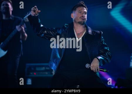 Neapel, Na, Italien. November 2024. Neapel, Italien. Lee Ryan von Blue tritt live im Palapartenope in Neapel auf, am 21. November 2024. (Credit Image: © Andrea Gul/SOPA Images via ZUMA Press Wire) NUR REDAKTIONELLE VERWENDUNG! Nicht für kommerzielle ZWECKE! Stockfoto