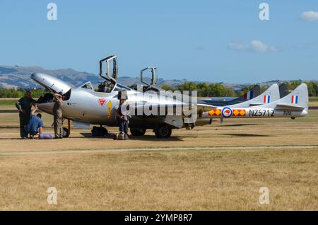 Privatbesitzer von de Havilland DH100 Vampire T35 Jet-Flugzeugen, die bei der Flugschau Wings Over Wairarapa am Hood Aerodrome in Masterton, Neuseeland, unterwegs sind. Stockfoto