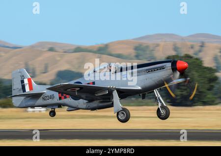 North American P-51 Mustang Zweiten Weltkrieg Jagdflugzeug am Flügel über Wairarapa Airshow, Haube Flugplatz, Masterton, Neuseeland Stockfoto