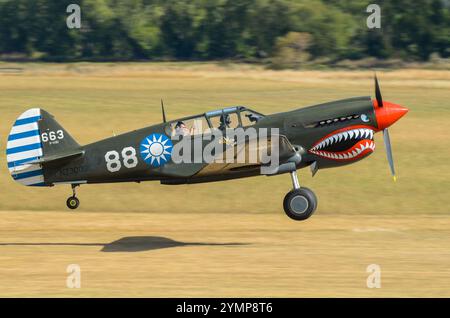 Curtiss P-40 Warhawk 2. Weltkrieg Kampfflugzeug mit Haifischmündung, auf dem Hood Aerodrome, Masterton, Neuseeland. Flügel über Wairarapa Airshow Stockfoto