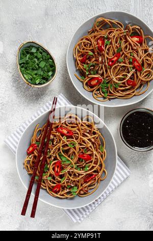 Udon-Nudeln, mit Shimeji-Pilzen, Gemüse, in Sauce, mit Sesamsamen, grüne Zwiebeln, asiatisches vegetarisches Essen, horizontal, ohne Menschen Stockfoto