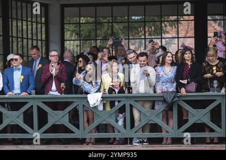 BRESLAU, POLEN - 23. APRIL 2023: Pferderennen - Eröffnung der Saison auf der Rennbahn WTWK Partynice. Leute auf der VIP-Tribüne. Stockfoto