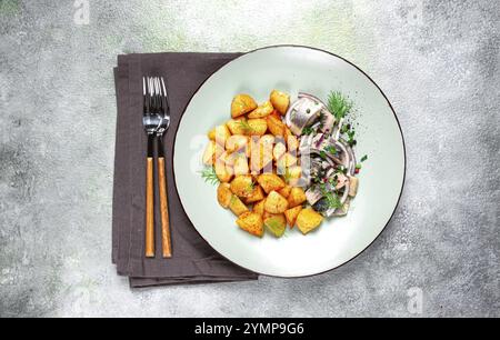 Neue Kartoffeln, mit eingelegtem Hering und roten Zwiebeln, hausgemacht, keine Leute Stockfoto