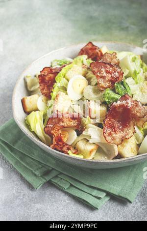 Caesar Salat mit gebratenem Speck, Wachteleiern, hausgemacht, keine Leute Stockfoto