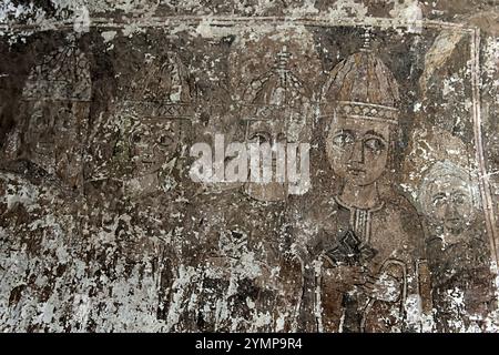 Detail eines schwer beschädigten Freskos der zwölf Apostel, ca. 15. Jahrhundert, Inneres der monolithischen Felsenkirche Merkorius, UNESCO Wor Stockfoto