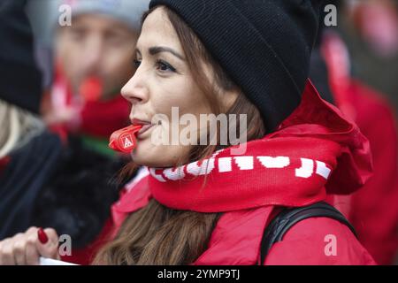 Ein Volkswagen Mitarbeiter demonstriert mit Pfeifen vor der Volkswagen Arena während der Tarifverhandlungen zwischen Volkswagen und Stockfoto