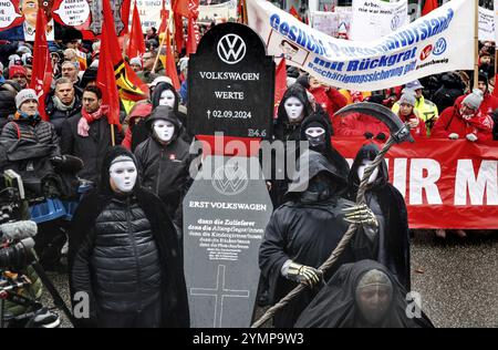 Ein symbolischer VW-Sarg wird von Volkswagen-Mitarbeitern zu den Tarifverhandlungen von Volkswagen und IG Metall vor dem Volkswag getragen Stockfoto