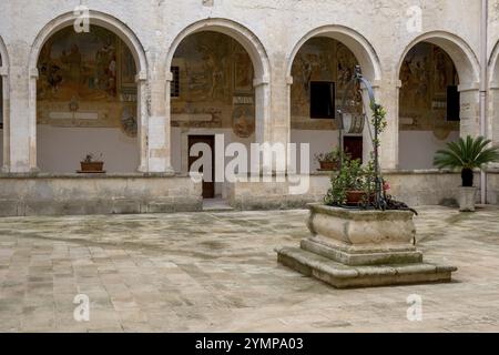 Kreuzgang der Basilika Santa Caterina d'Alessandria, Franziskanerkirche, Galatina, Provinz Lecce, Apulien, Italien, Europa Stockfoto