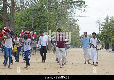 Sri-lankische Pilger tanzen im buddhistischen Tempel Ruhunu Maha Kataragama Dewalaya, Kataragama, Provinz Uva, Sri Lanka, Asien Stockfoto