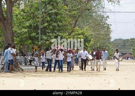 Sri-lankische Pilger tanzen im buddhistischen Tempel Ruhunu Maha Kataragama Dewalaya, Kataragama, Provinz Uva, Sri Lanka, Asien Stockfoto