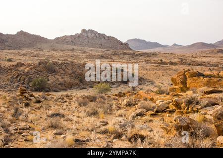 Die felsige und trockene Landschaft der aus-Berge in Namibia. Stockfoto