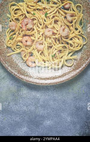 Spaghetti mit Garnelen, in Sahnesauce, Draufsicht, keine Leute Stockfoto