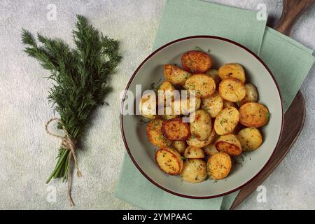 Gebackene neue Kartoffeln, mit Butter und Dill, hausgemacht, keine Leute Stockfoto