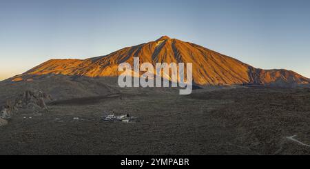 Panorama während des Aufstiegs zum Alto de Guajara, 2715 m, über den Teide Nationalpark, Parque Nacional del Teide, zum Pico del Teide, 3715 m, bei Sonnenaufgang, T Stockfoto