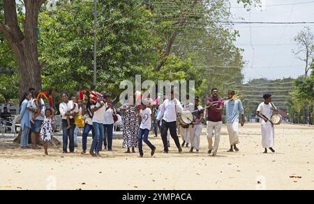 Sri-lankische Pilger tanzen im buddhistischen Tempel Ruhunu Maha Kataragama Dewalaya, Kataragama, Provinz Uva, Sri Lanka, Asien Stockfoto