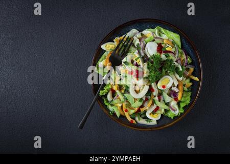 Salat mit Tintenfisch, frischer Gurke, Eiern, süßem Pfeffer, roten Zwiebeln, mit Anziehen, selbstgemacht, keine Leute Stockfoto