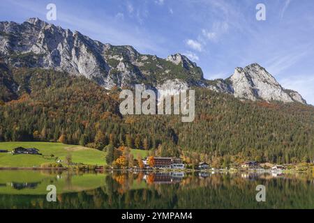 Berge der Reiteralpe mit Haeusern Alm am Hintersee im Herbst, Ramsau, Berchtesgaden, Berchtesgadener Land, Oberbayern, Bayern, Deutschland Stockfoto