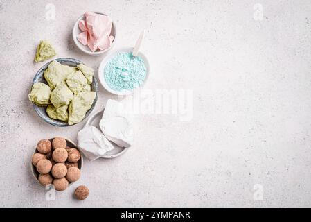 Essbare verschiedene Tonsteine, Tongesteine und Pulver auf weißem Hintergrund, Draufsicht, Kopierraum. Verschiedene essbare Kreide oder Ton, Kalziumquelle. Stockfoto