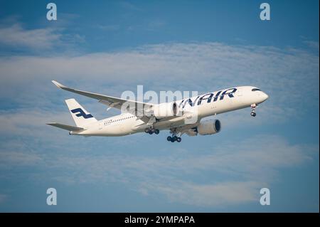 21.10.2024, Singapur, Republik Singapur, Asien - ein Passagierflugzeug der Finnair vom Typ Airbus A350-900 mit der Registrierung OH-LWF im Landeanflug auf den internationalen Flughafen Changi. Finnair ist Mitglied der oneworld Luftfahrtallianz, einem internationalen Netzwerk von Fluggesellschaften. *** 21 10 2024, Singapur, Republik Singapur, Asien Ein Finnair Airbus A350 900 Passagierflugzeug, registriert OH LWF beim Anflug auf den internationalen Flughafen Changi Finnair ist Mitglied der oneworld Airline Alliance, einem internationalen Fluglinien-Netzwerk Stockfoto