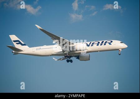 21.10.2024, Singapur, Republik Singapur, Asien - ein Passagierflugzeug der Finnair vom Typ Airbus A350-900 mit der Registrierung OH-LWF im Landeanflug auf den internationalen Flughafen Changi. Finnair ist Mitglied der oneworld Luftfahrtallianz, einem internationalen Netzwerk von Fluggesellschaften. *** 21 10 2024, Singapur, Republik Singapur, Asien Ein Finnair Airbus A350 900 Passagierflugzeug, registriert OH LWF beim Anflug auf den internationalen Flughafen Changi Finnair ist Mitglied der oneworld Airline Alliance, einem internationalen Fluglinien-Netzwerk Stockfoto