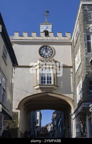 Totnes, Devon, Großbritannien, 16. Januar. Blick auf das Osttor in Totnes, Devon am 16. Januar 2024. Nicht identifizierte Personen Stockfoto