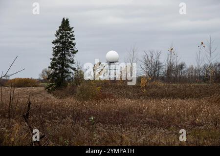 Radarkuppel aus dem Dorf Mount Hope, Hamilton, Ontario, Kanada Stockfoto